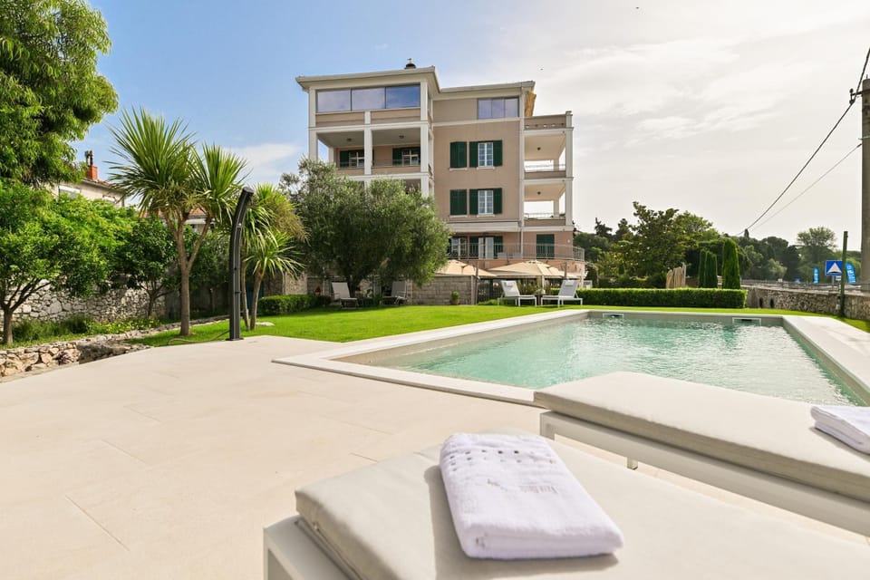 Property building, Day, Garden, Garden view, Pool view, Swimming pool, sunbed, towels