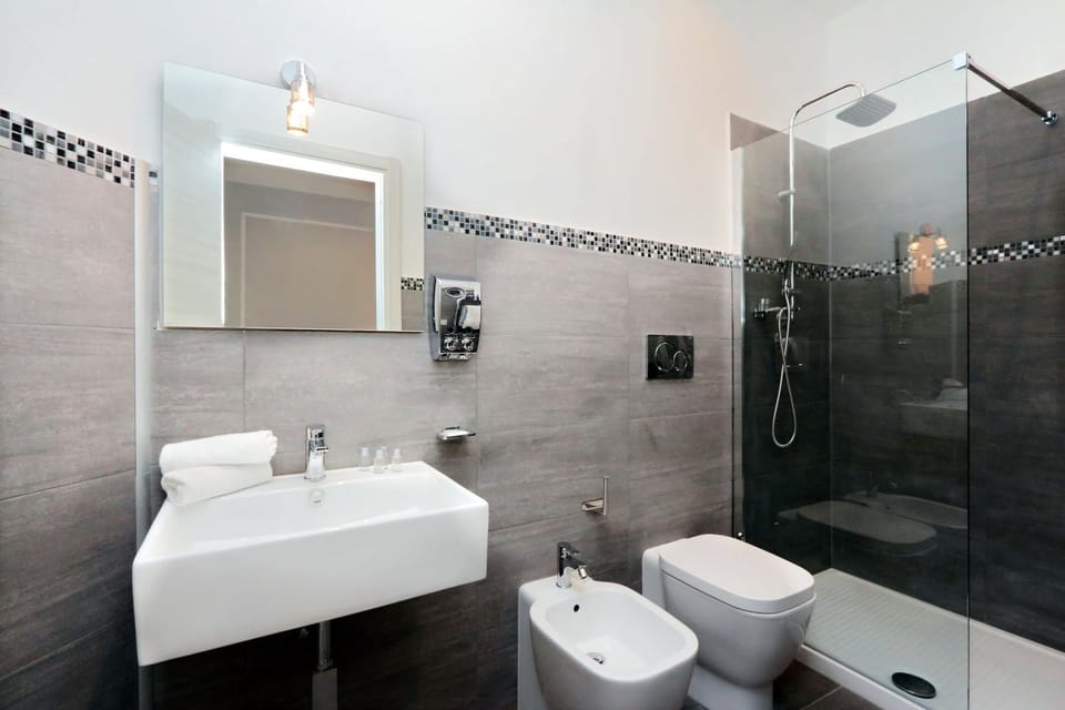 Shower, Toilet, Bathroom, bidet, towels