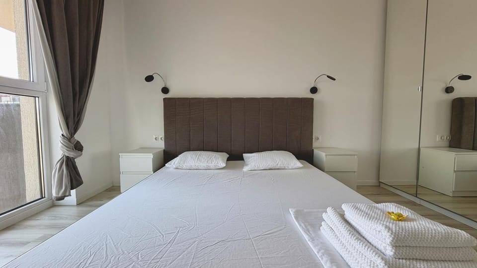 Bed, Photo of the whole room, Bedroom, towels