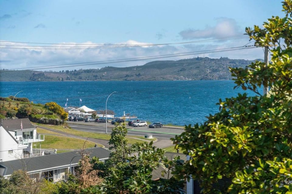 Nearly Lakeside - Chalet - lake views, pizza, beer House in Taupo