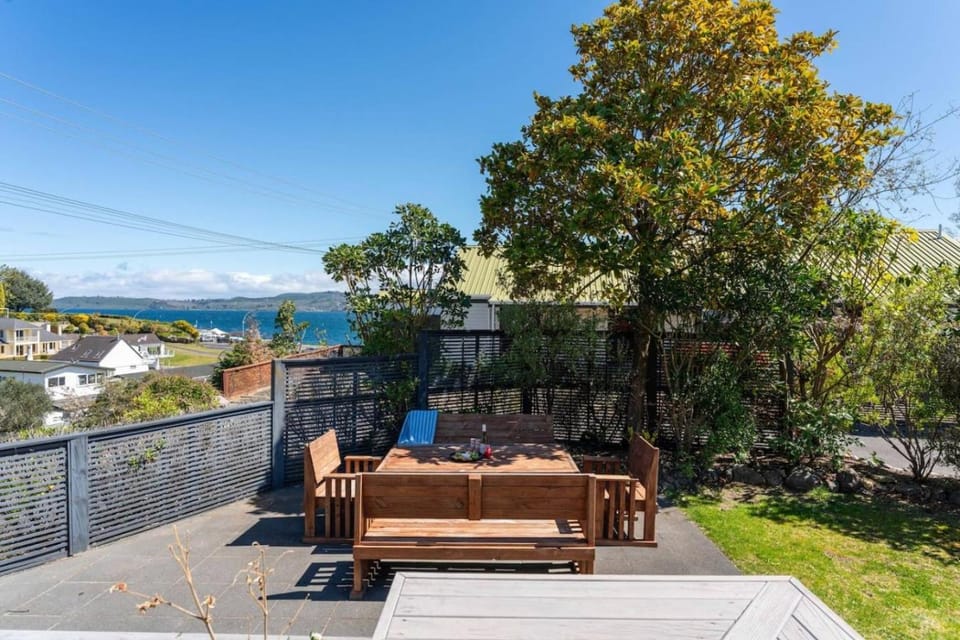 Nearly Lakeside - Chalet - lake views, pizza, beer House in Taupo