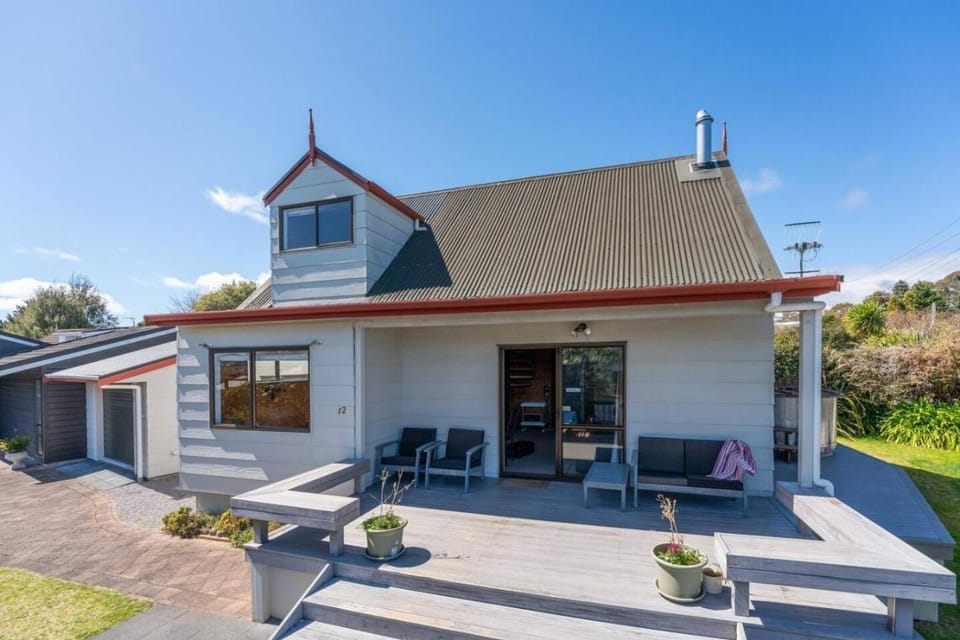 Nearly Lakeside - Chalet - lake views, pizza, beer House in Taupo