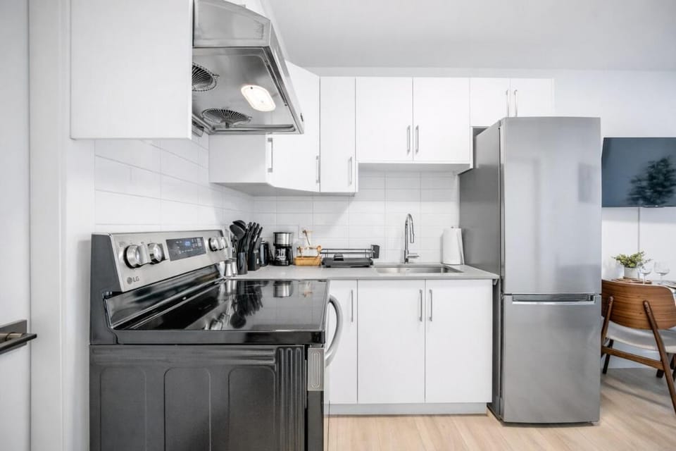 Cozy Renfrew Stay - Downtown, Shops, Dining & Hwy Apartment in Vancouver