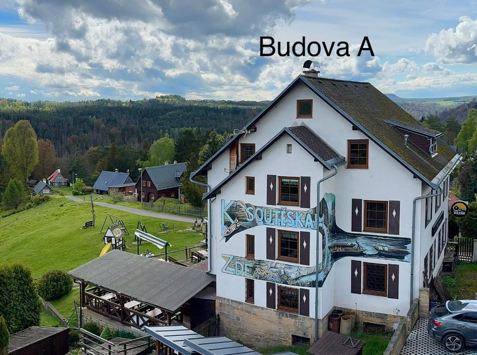 Property building, Day, Neighbourhood, Natural landscape, Mountain view, Street view, Location