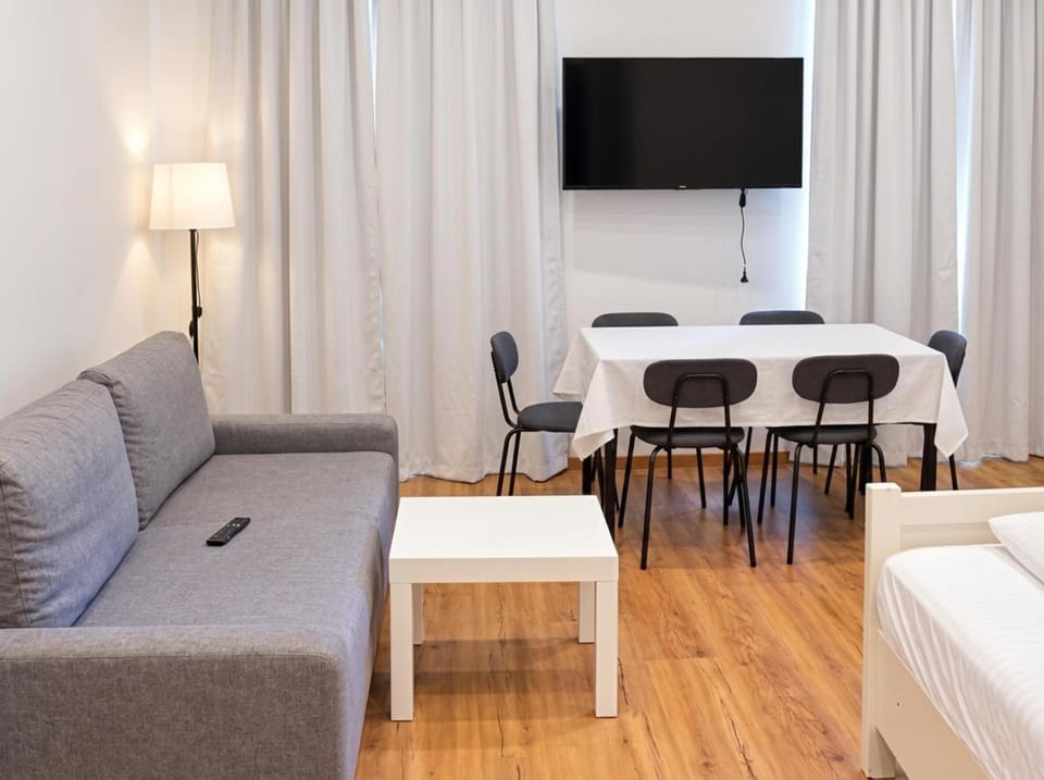Property building, Bed, TV and multimedia, Seating area, Bedroom