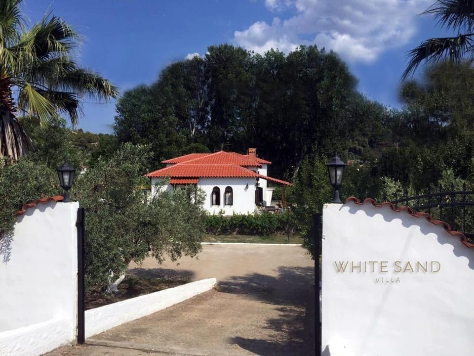 Facade/entrance, Day, Property logo or sign, Summer, Garden, On site, Guests, Garden view