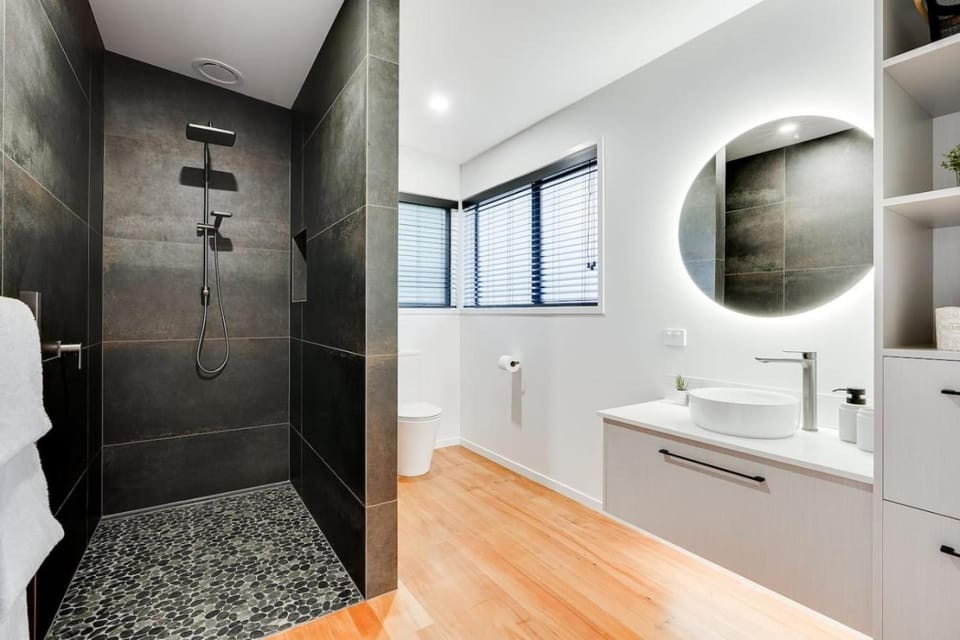 Luxe Retreat, Outdoor Tub with City Views -By KOSH Villa in Hamilton