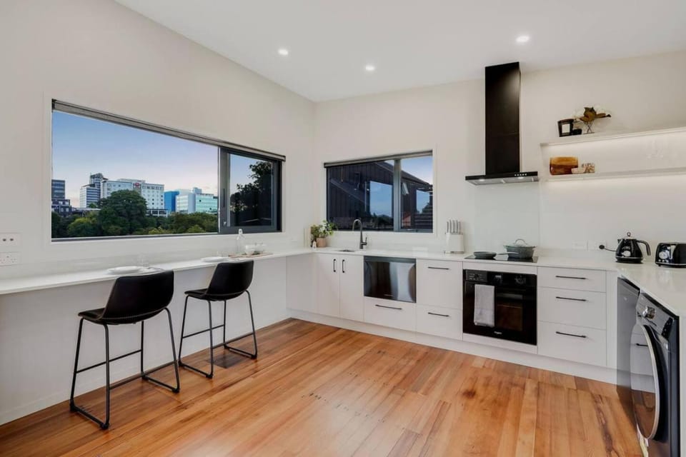 Luxe Retreat, Outdoor Tub with City Views -By KOSH Villa in Hamilton