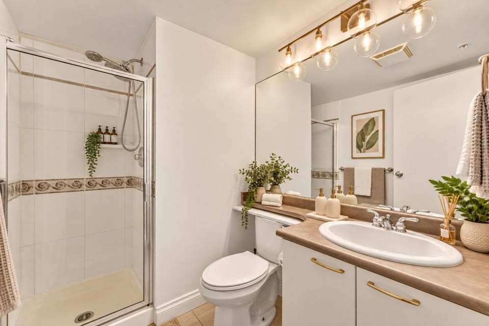 Stylish 2BR Haven Near Vancouver Waterfront Apartment in Vancouver