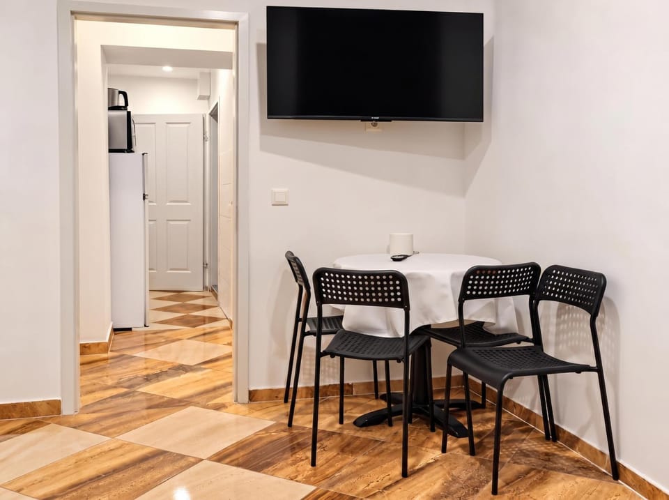 TV and multimedia, Seating area, Dining area