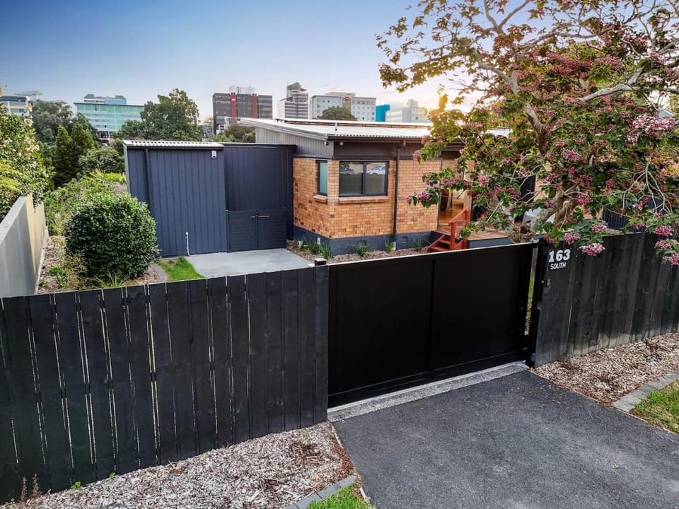 City Centre, Luxe Retreat, Outdoor Tub -By KOSH House in Hamilton