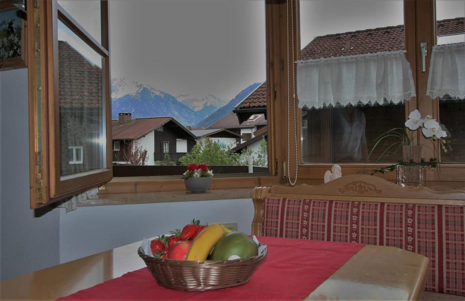 Photo of the whole room, Decorative detail, Mountain view