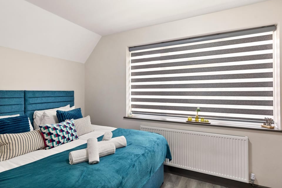Bed, Bedroom, heating, towels