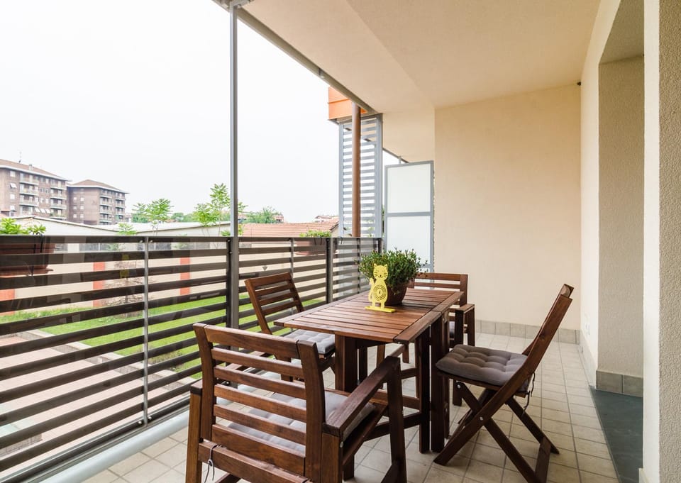 Property building, Balcony/Terrace, Decorative detail
