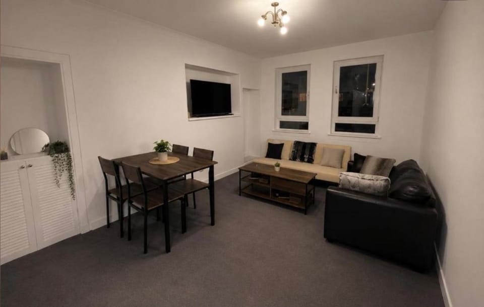 2 Bedroom Apartment Apartment in Edinburgh