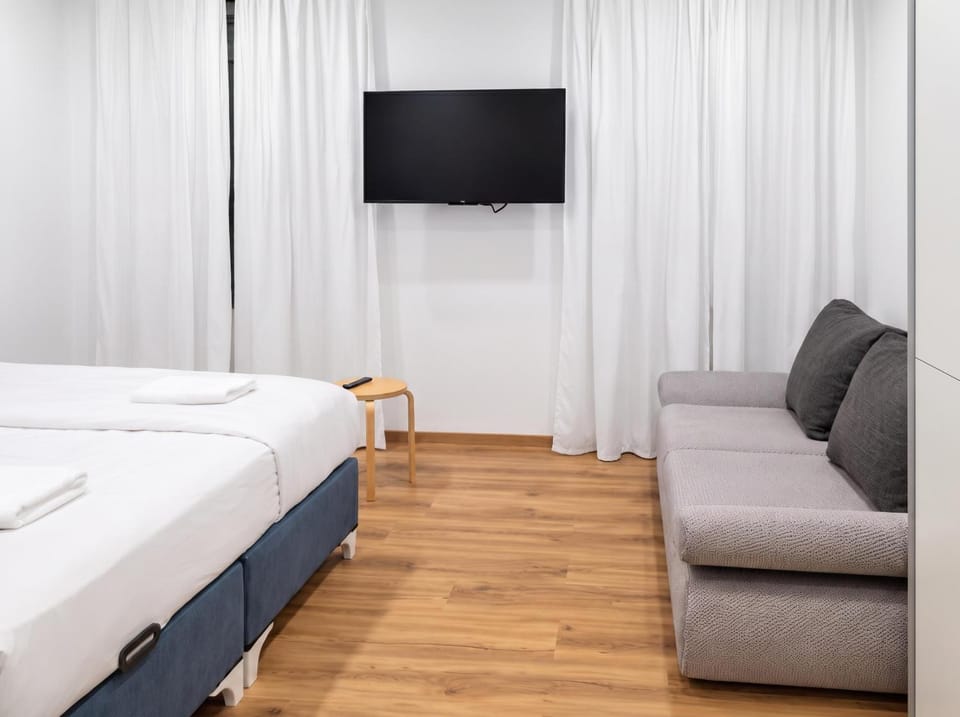 Bed, TV and multimedia, Seating area, Bedroom