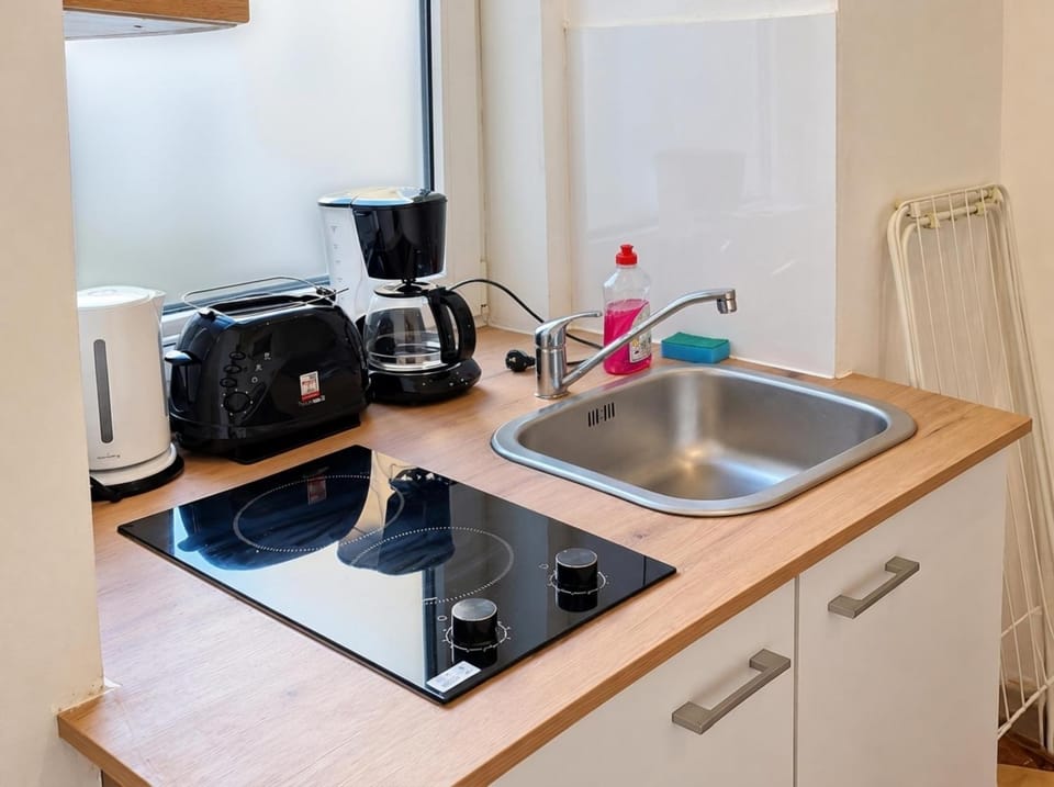 Coffee/tea facilities, Kitchen or kitchenette, stove, toaster