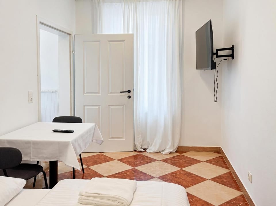 Bed, TV and multimedia, Dining area, Bedroom
