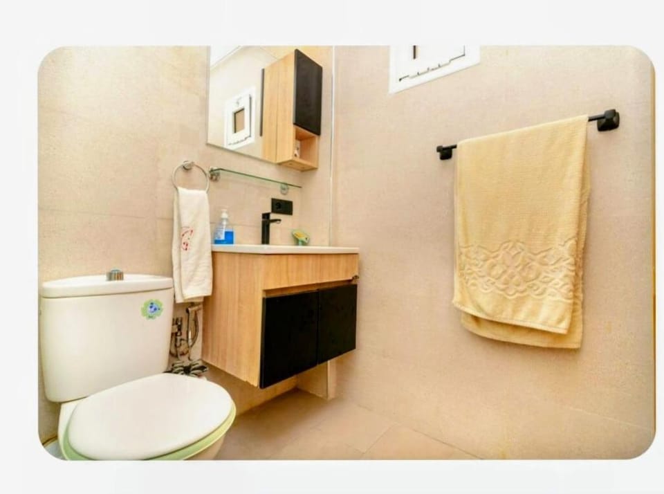 Toilet, Bathroom, towels, washing machine, dryer