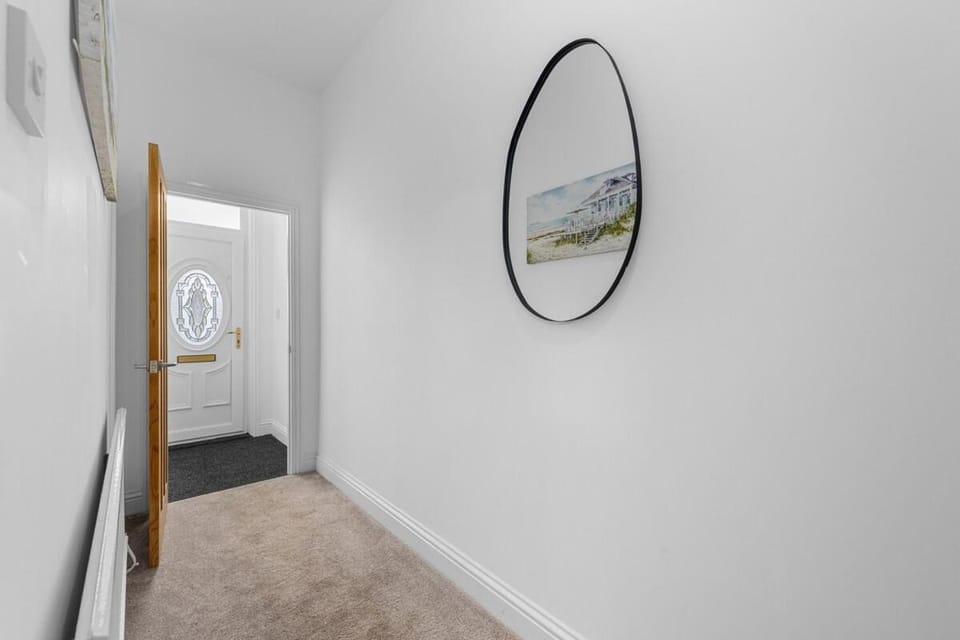 Spacious & Elegant 4BR 7 Beds in Bardsley Apartment in Oldham