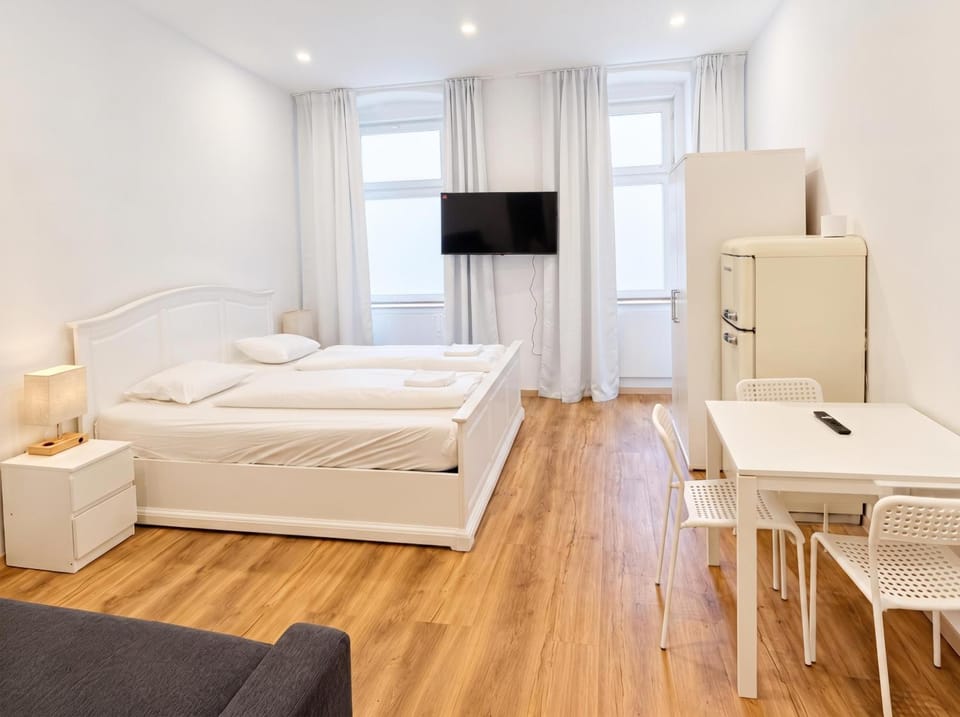Bed, Seating area, Bedroom