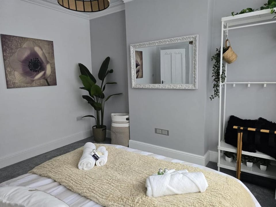 Beautiful 4 bed, 2 showers, sleeps 8 Apartment in Crewe