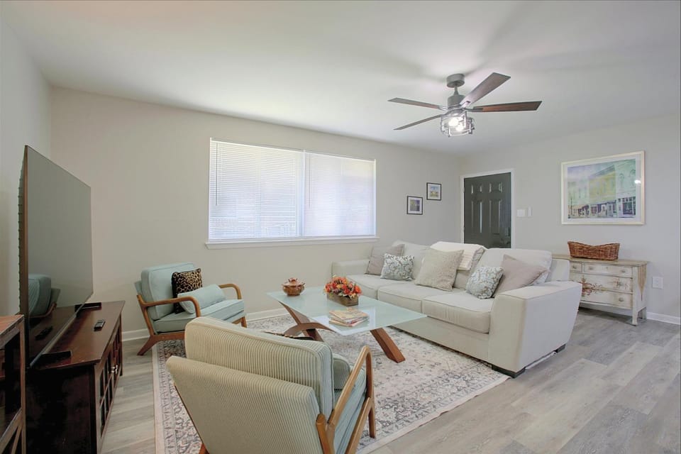 1 Mi to LSU! Stylish University South Base House in Baton Rouge