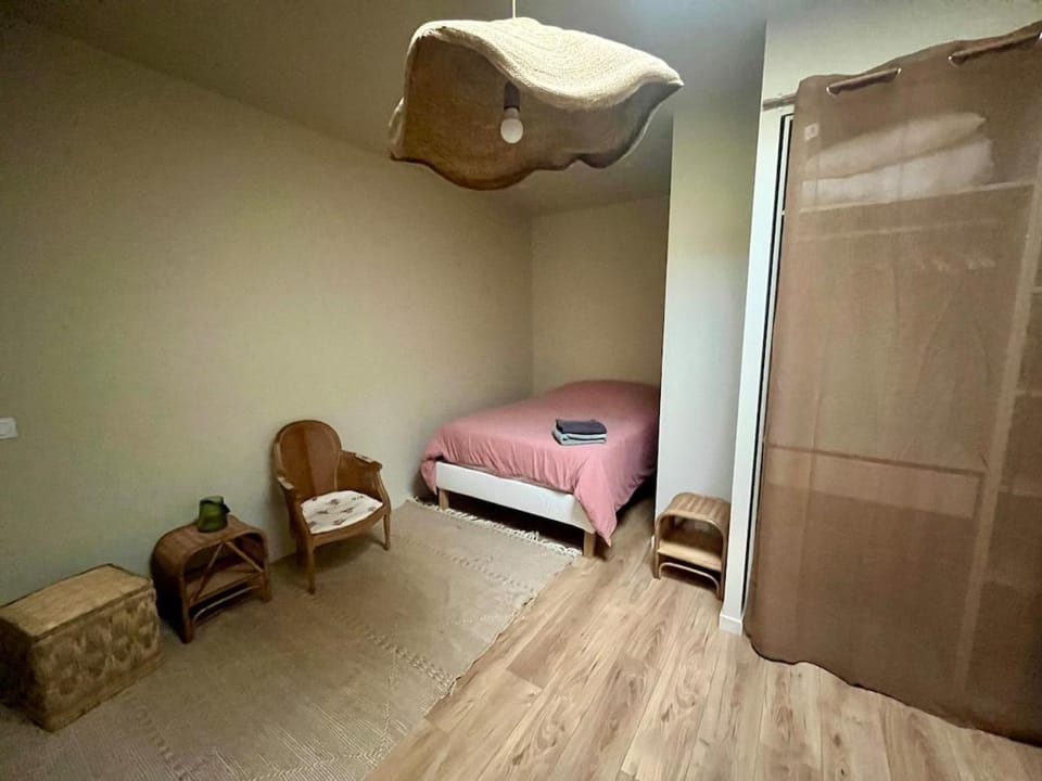 Photo of the whole room, Bedroom, wardrobe