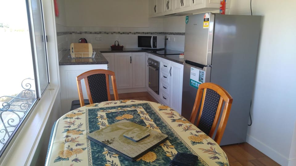 Coffee/tea facilities, Kitchen or kitchenette, Seating area, Dining area
