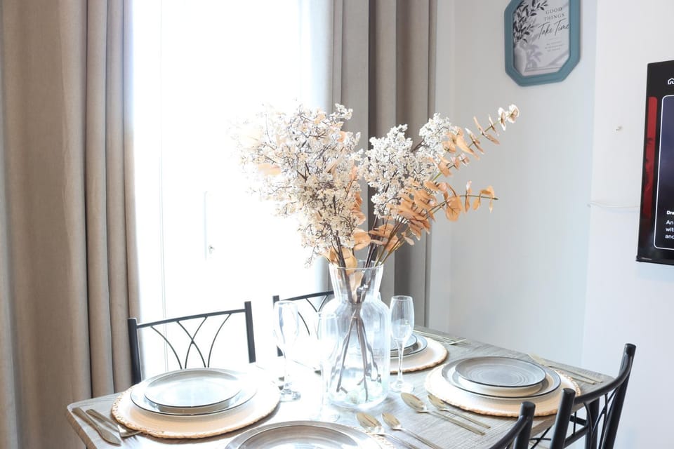 The West Arthur Residence 3 Bed with Free parking Apartment in Sittingbourne
