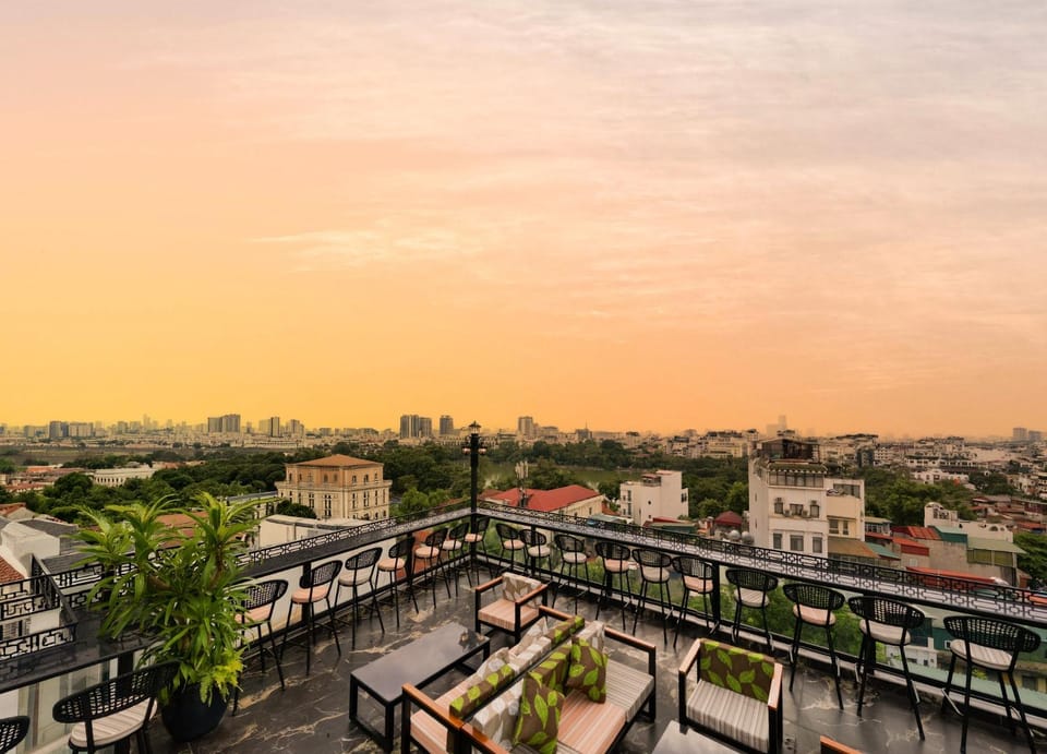 Property building, Day, View (from property/room), Balcony/Terrace, Balcony/Terrace, Lounge or bar, City view, Sunset