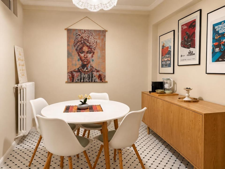 Seating area, Dining area