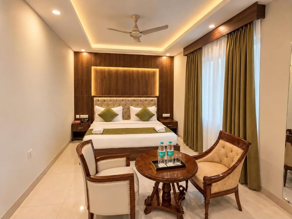 Bed, Dining area, Bedroom, air conditioner