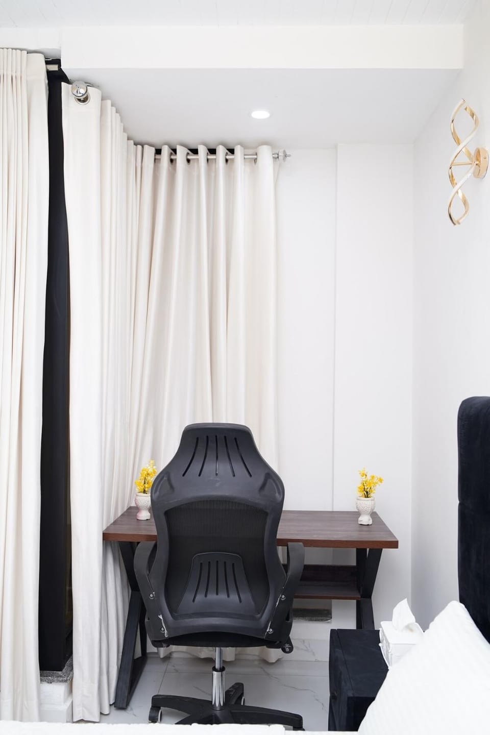 Business 1BR Suite with WiFi, Netflix & Free Parking Apartment in Lahore