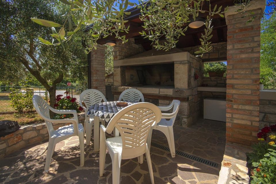 Patio, BBQ facilities