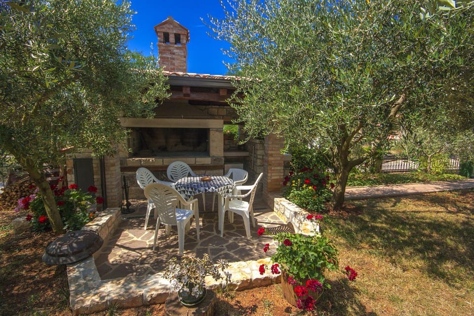Patio, BBQ facilities