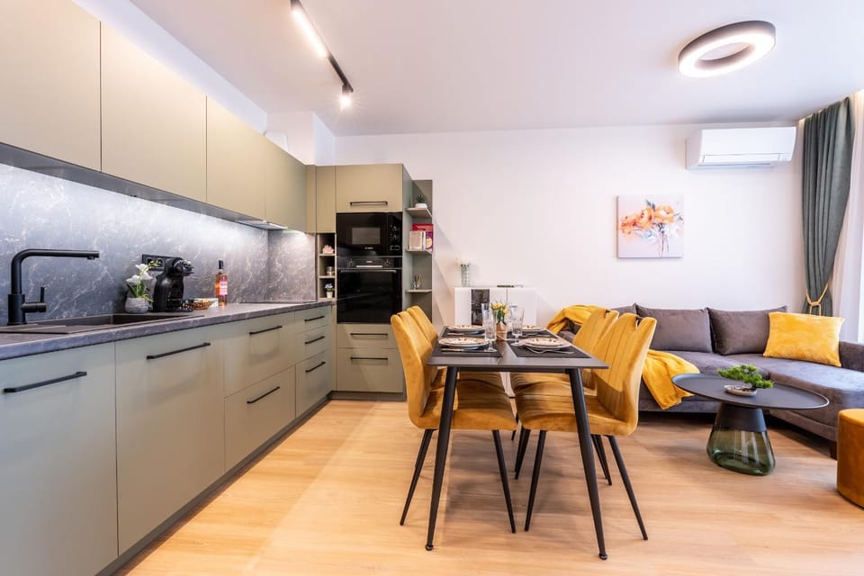 Coffee/tea facilities, Kitchen or kitchenette, Living room, Seating area, Dining area, oven, stove, air conditioner