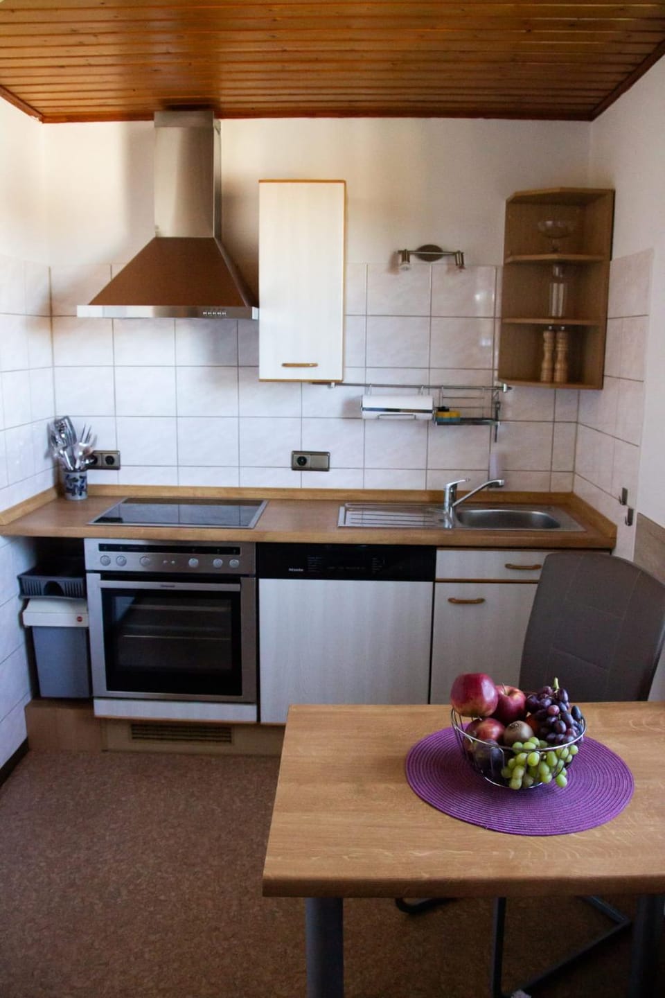 Kitchen or kitchenette, dishwasher, oven