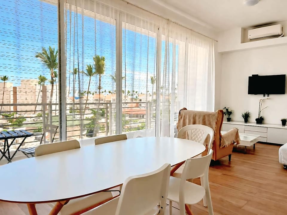 TV and multimedia, Living room, Seating area, Dining area, air conditioner