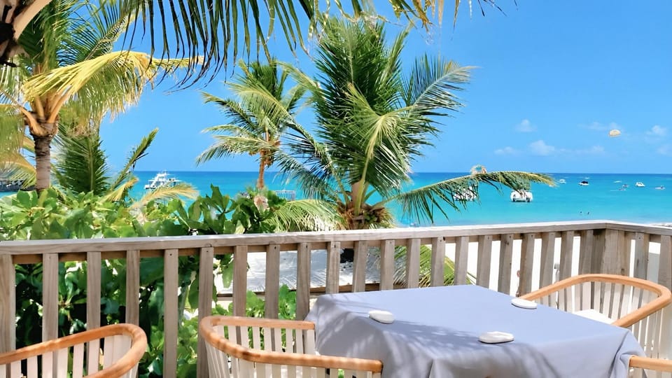Nearby landmark, Restaurant/places to eat, Natural landscape, Beach, Area and facilities