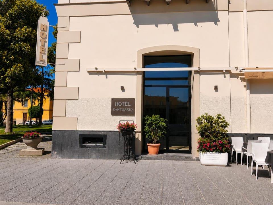Property building, Facade/entrance, Day