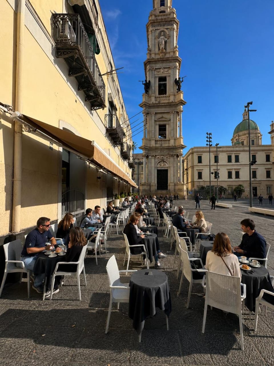 Property building, Restaurant/places to eat, Restaurant/places to eat, Day, People, Living room, Food and drinks, Banquet/Function facilities, Food, City view, Location, group of guests