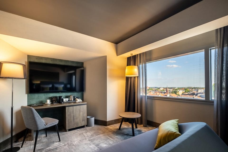 TV and multimedia, Seating area, City view, Street view