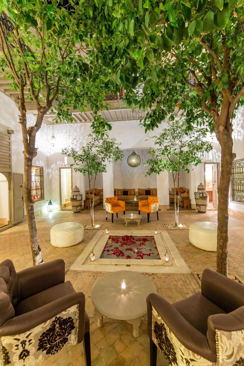 Property building, Patio, Living room, Lobby or reception, Decorative detail