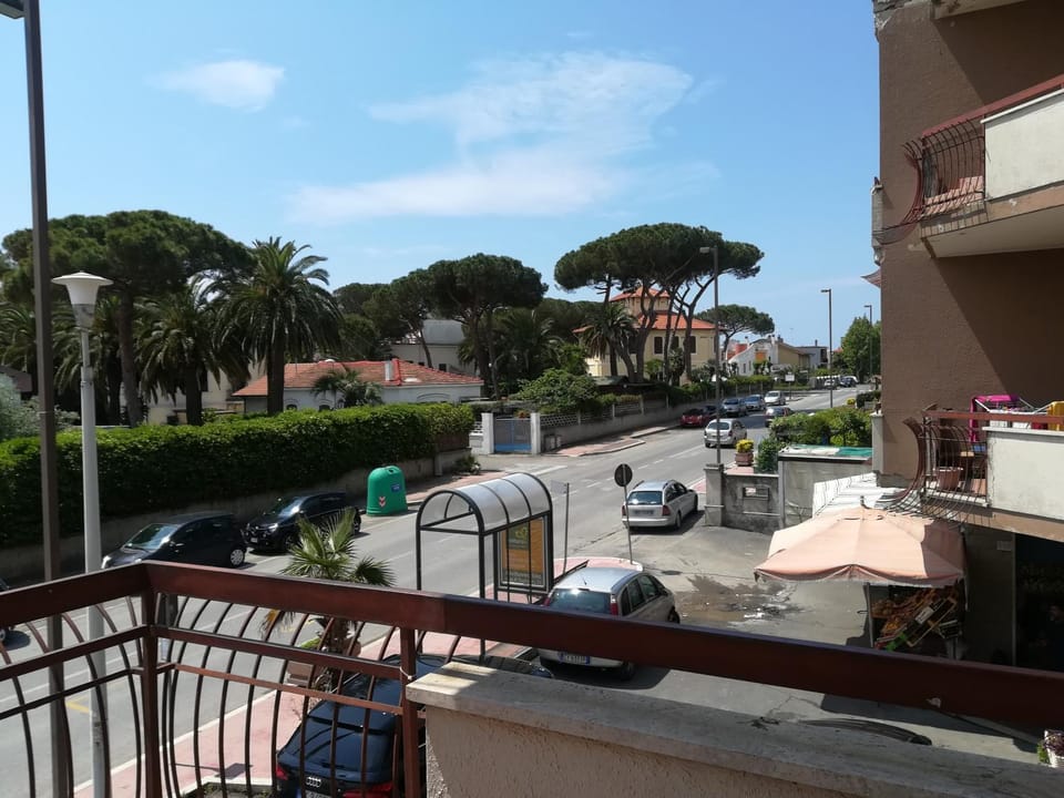 Balcony/Terrace, Street view