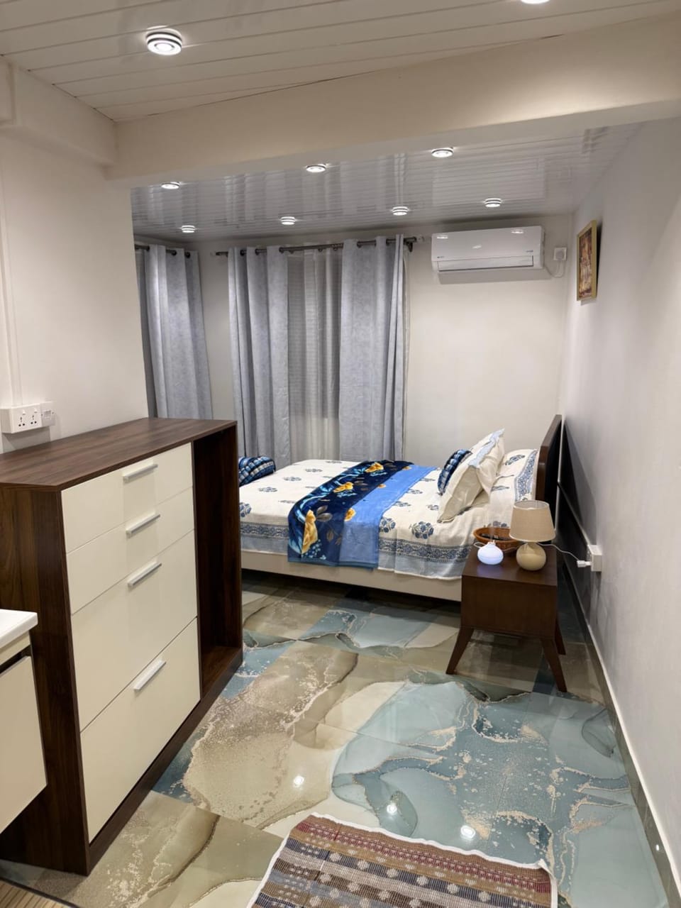 Bed, Bedroom, towels, air conditioner
