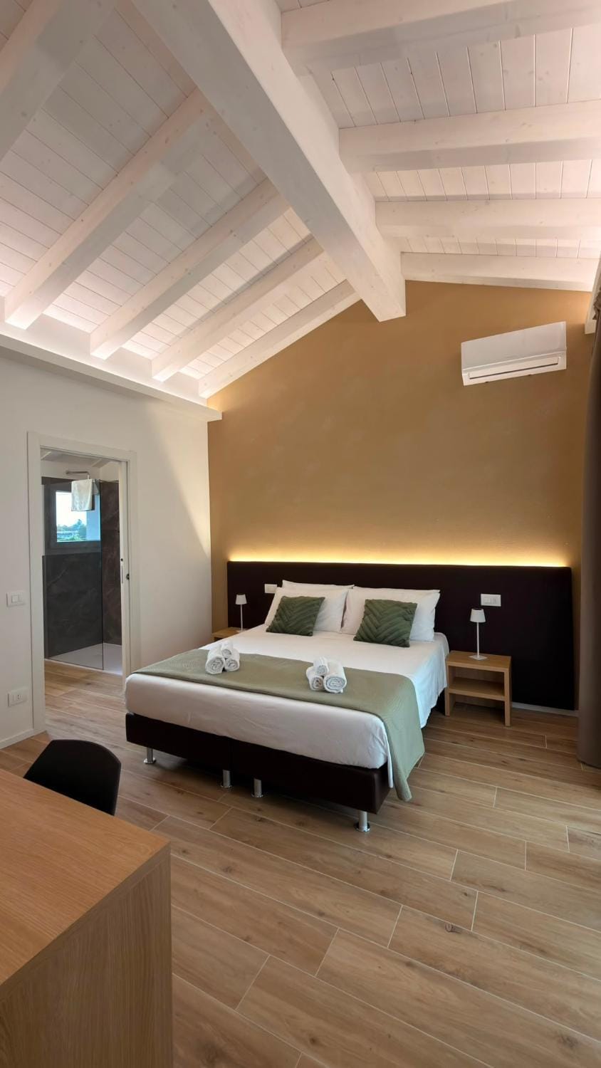 Bed, TV and multimedia, Photo of the whole room, Bedroom, air conditioner