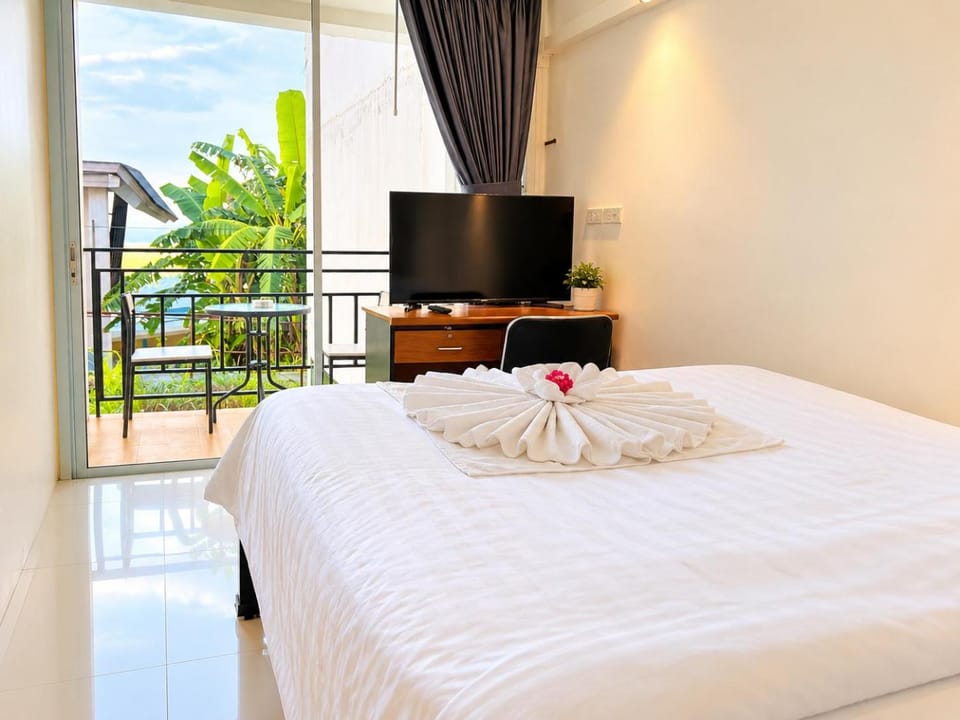 Bed, TV and multimedia, View (from property/room), Balcony/Terrace, Photo of the whole room, Bedroom, towels