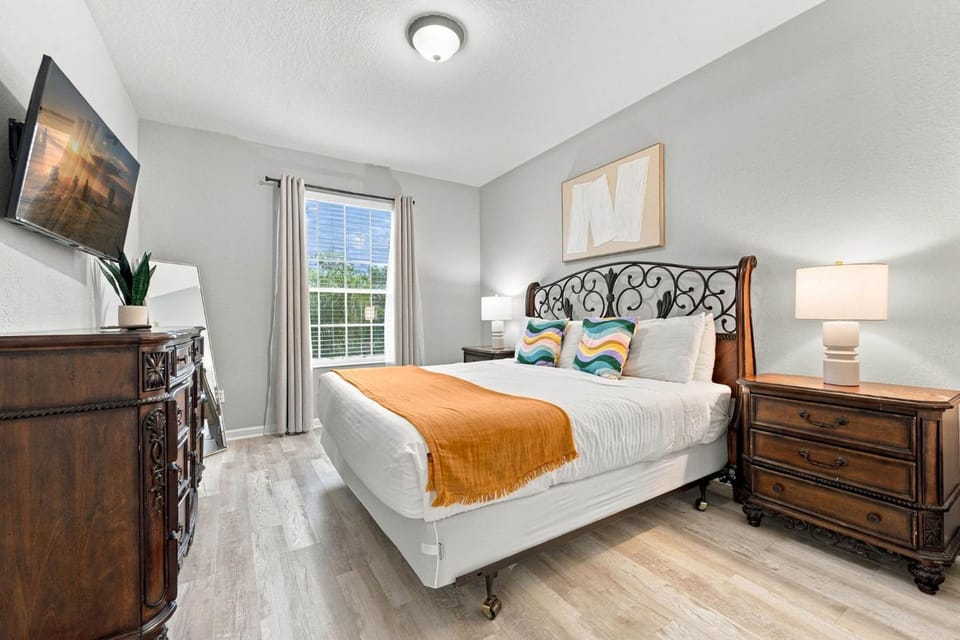 Bed, TV and multimedia, Bedroom