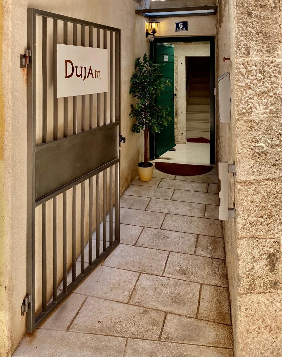 Apartments & Rooms Dujam Bed and Breakfast in Split
